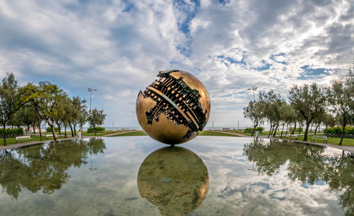 Sphère d'Arnaldo Pomodoro, Pesaro - Italie ©Archivio fotografico della Regione Marche